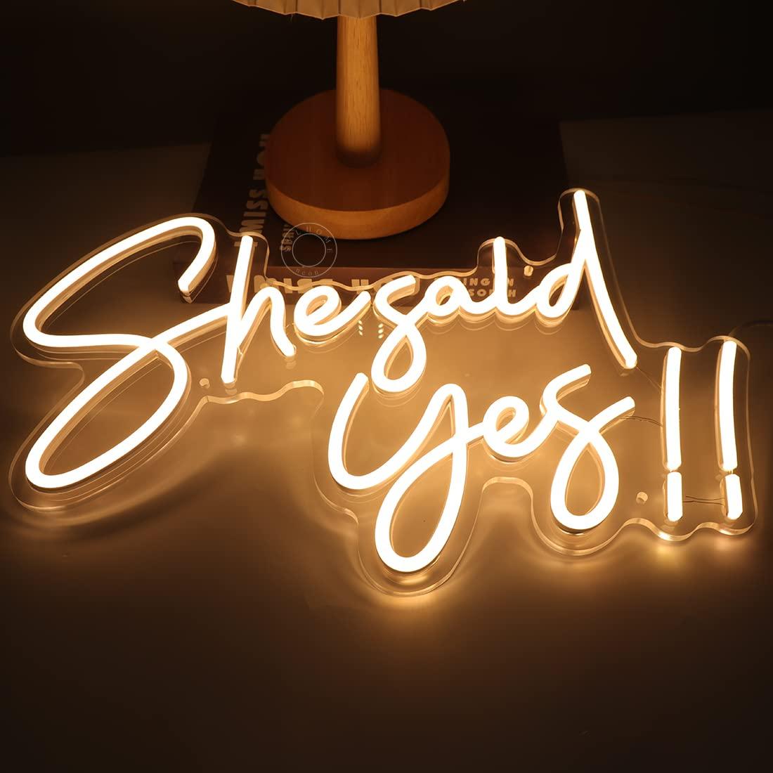 Insegna al Neon 'She Said Yes' - Neon Sign Party recensione e prezzo